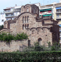 Церковь св. Пантелеимона на фоне жилого дома